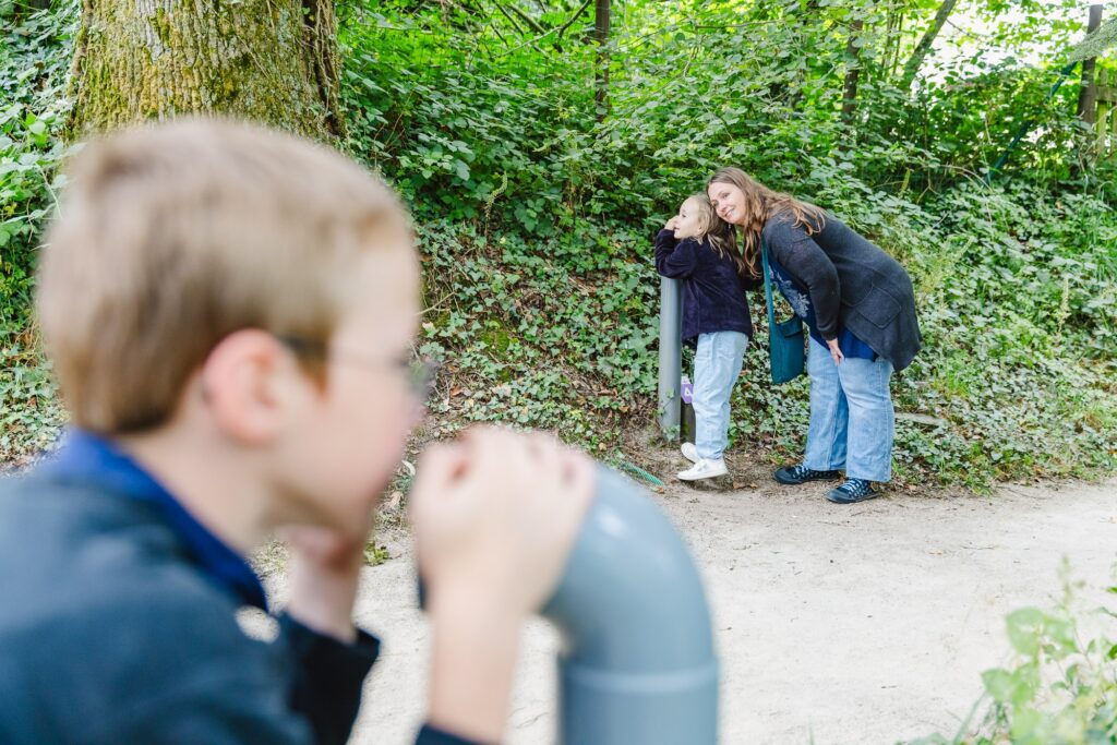 Un moment d’éveil sensoriel où petits et grands communiquent à travers des installations interactives dans la nature.