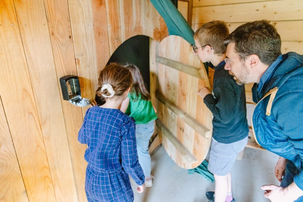 Maison des hobbits enfants et adulte qui découvrent l'intérieur de la maison
