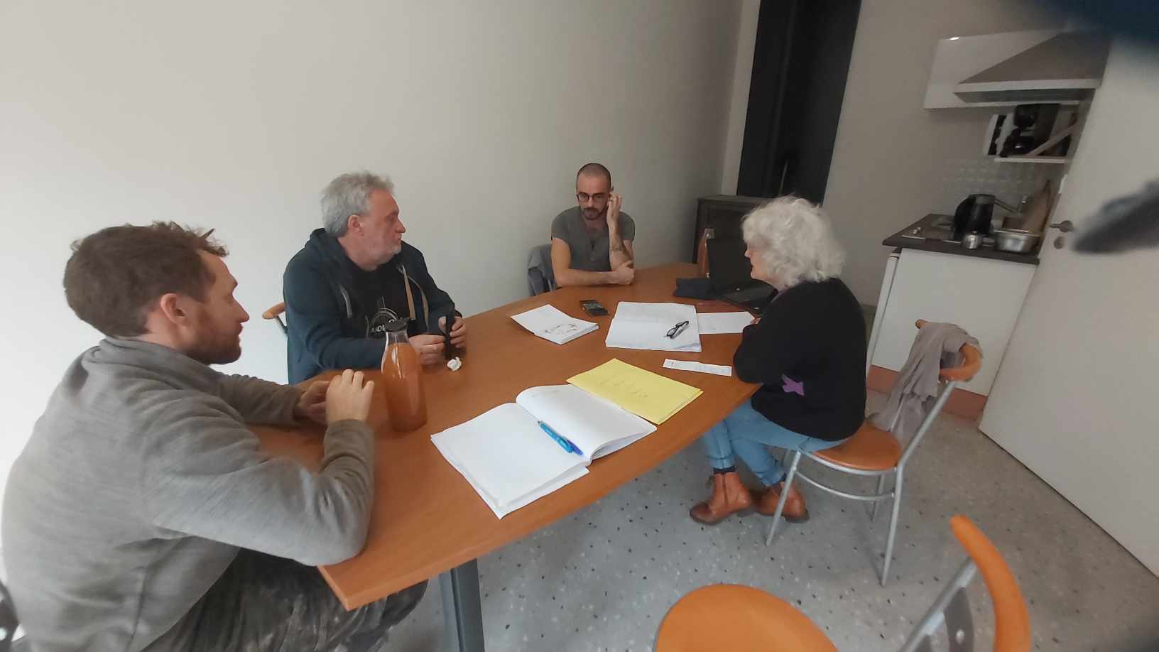 Lire la suite à propos de l’article 𝐃𝐚𝐧𝐬 𝐥𝐞𝐬 𝐜𝐨𝐮𝐥𝐢𝐬𝐬𝐞𝐬 𝐝𝐞 𝐋𝐚 𝐁𝐚𝐥𝐚𝐝𝐞 𝐝𝐮 𝐏𝐞̀𝐫𝐞 𝐍𝐢𝐜𝐨𝐥𝐚𝐬 🗣